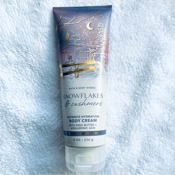 ❄️ NEW Bath & Body Works, Snowflakes & Cashmere Trio, Luxurious Body Care Set ❄️ - Picture 9 of 9